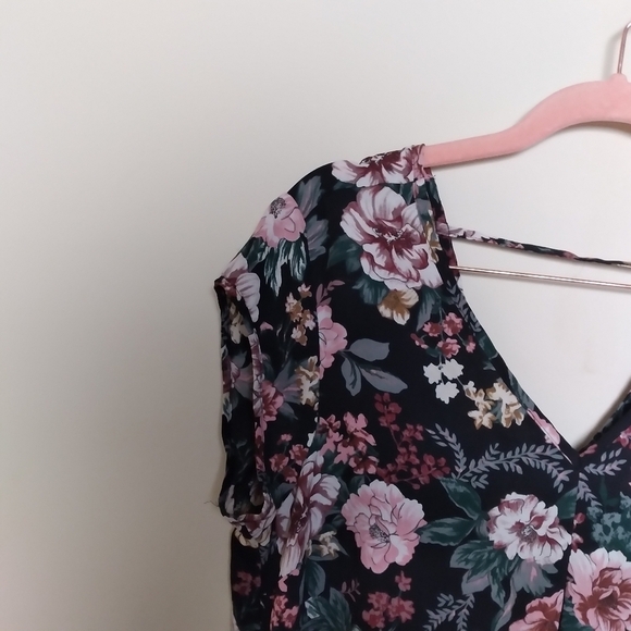 Halogen Short Cap Sleeve V Neck Floral Keyhole Back Blouse Size Medium - Picture 5 of 7